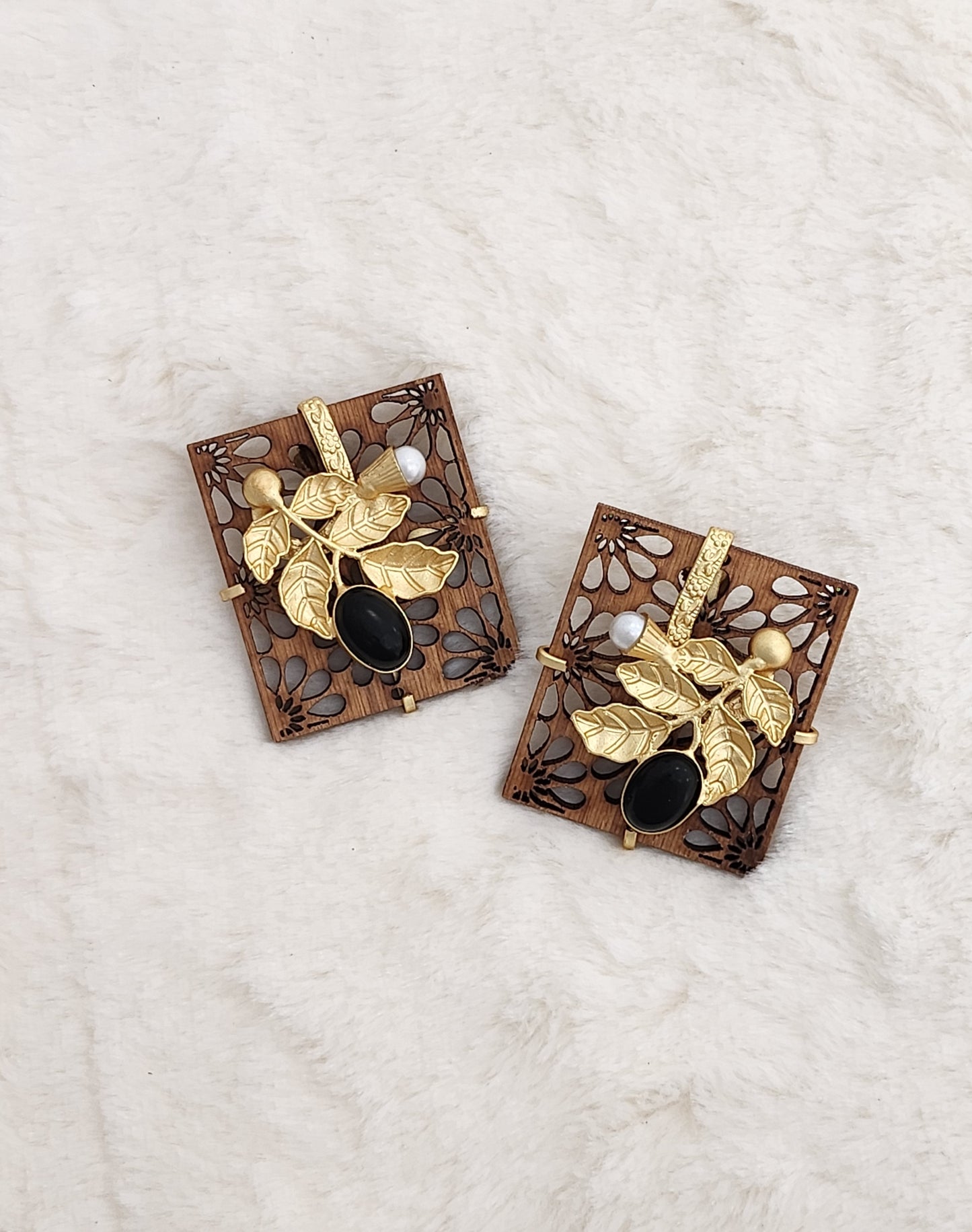 WOODY BLACK EARRINGS