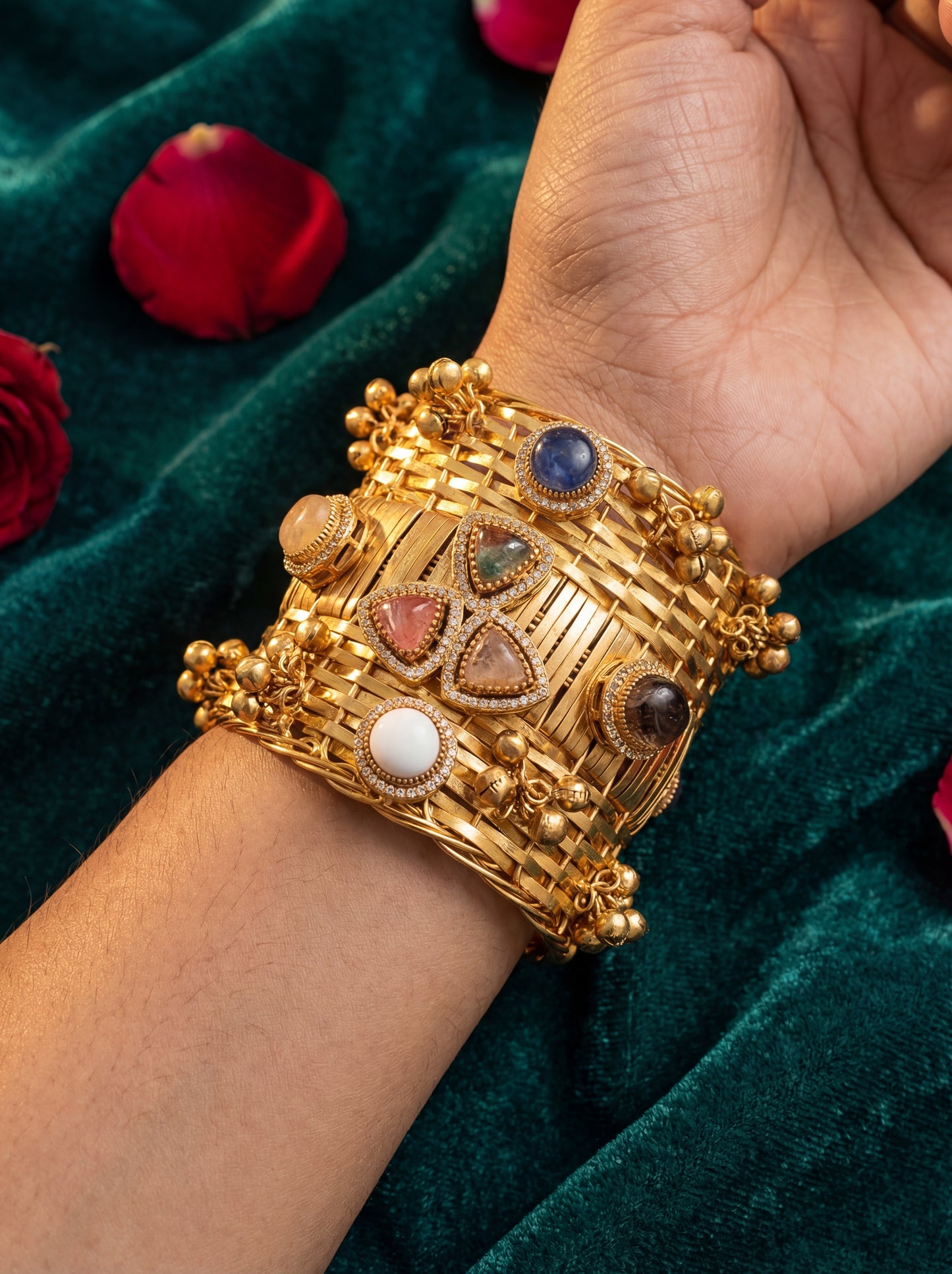 ZAREEN HANDCUFF